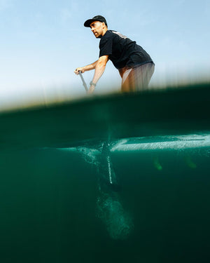 Enduro Carbon Paddle: black cap with white logo, gray t-shirt, khaki shorts