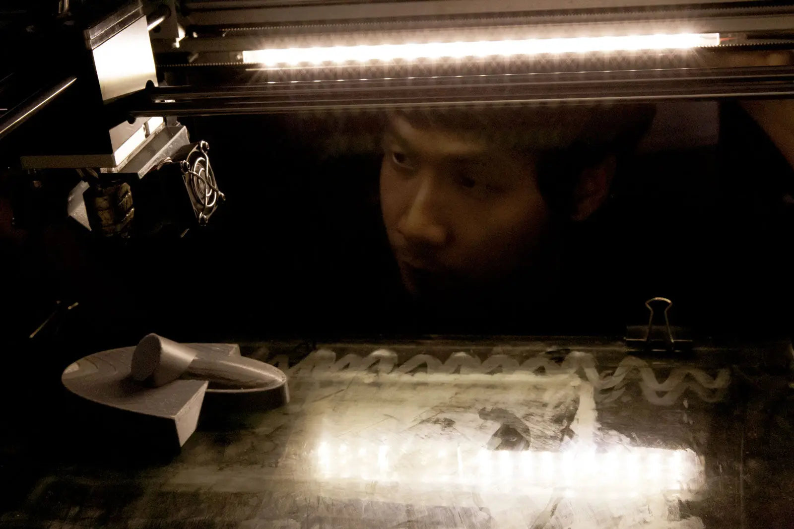 3D printer with illuminated build platform and extruder head for SUP board creation