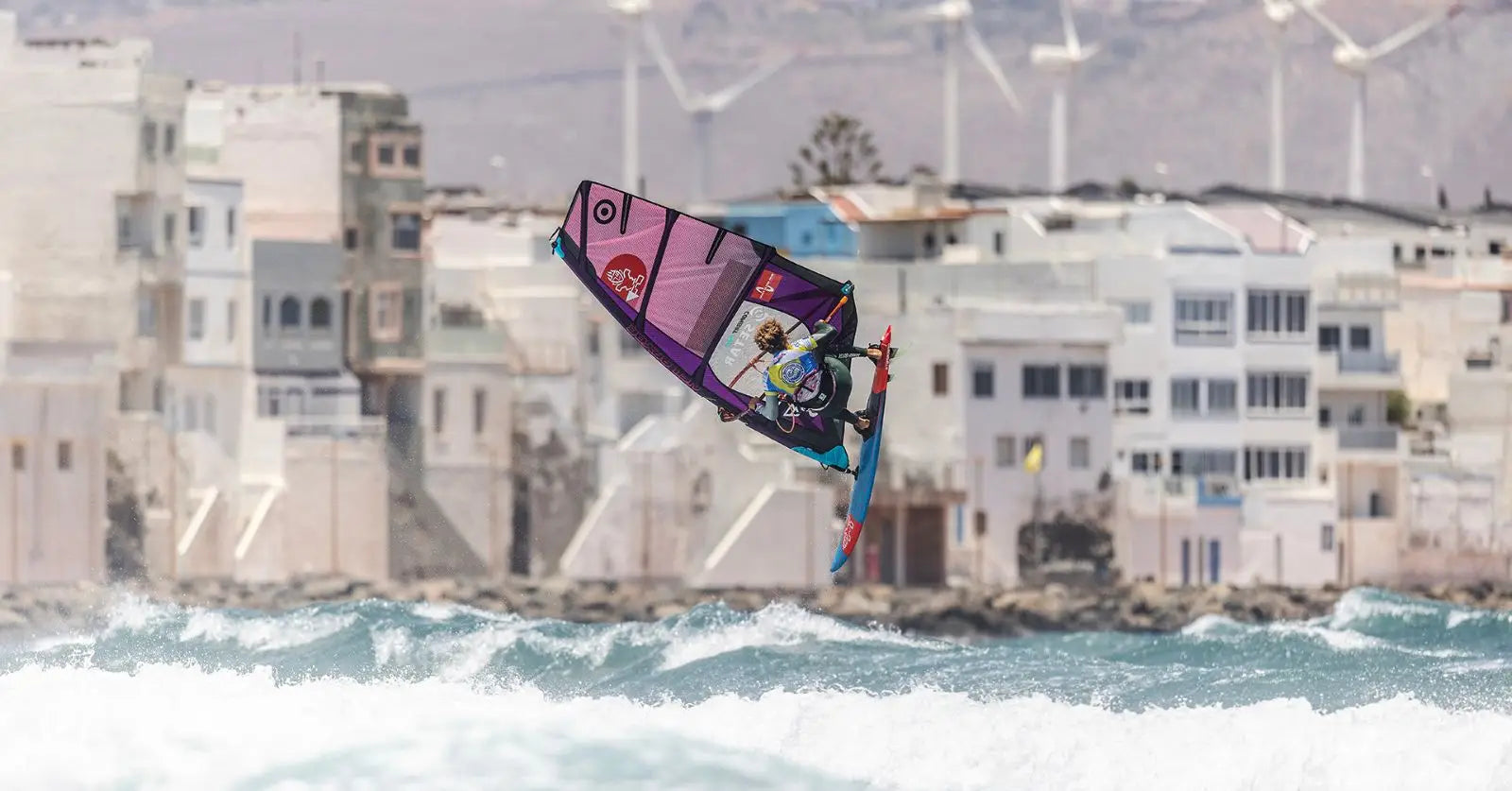 Purple pink kite sail with colorful design in Sarah-Quita Offringa race