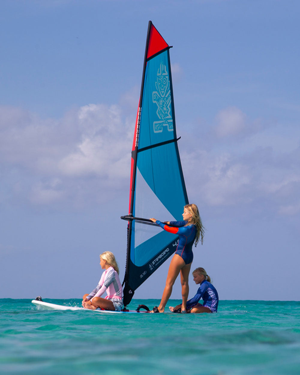 Compact SUP windsurfing sail package without mast base, blue board with red white sail
