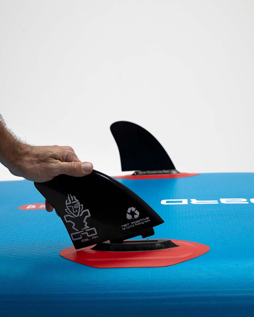 Black iSTART 2 fin with white logo and red baseplate